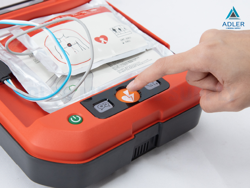 เครื่องกระตุกหัวใจไฟฟ้าอัตโนมัติ (AED) Yuwell รุ่น HeartSave Y8 (รับประกันศูนย์ไทย 6 ปี) พร้อมตู้เก็บ AED + หุ่น CPR